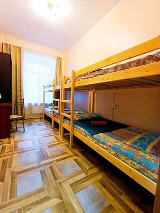 Гостиница GooDHoliday Санкт-Петербург Четырехместный номер эконом-класса-1