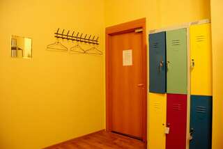 Гостиница Hostel GoodHoliday Санкт-Петербург Кровать в 8-местной общей мужской комнате-7